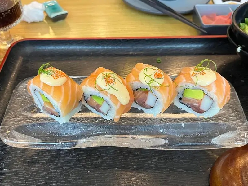 Dòng Sushi và Roll - Linh Hồn Của Thực Đơn