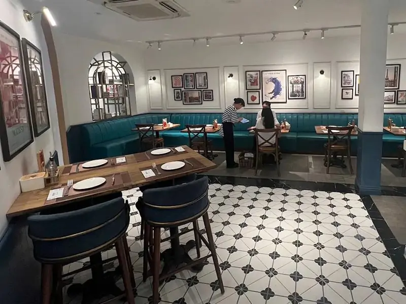 Không gian tại Le Monde Steak Trung Hòa