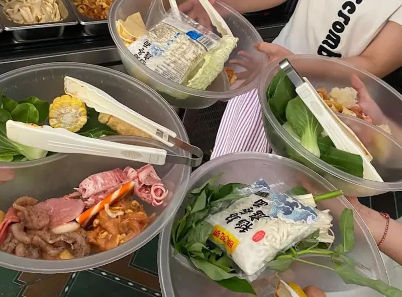 phục vụ tại Malatang Chị Yến